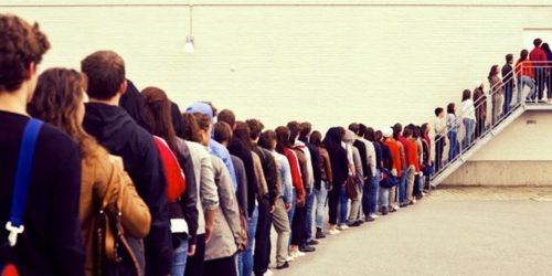 Psicologia delle file: come si comportano le persone in coda